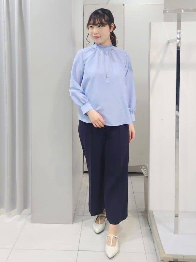 AZUSAさんの「Reflect｜【接触冷感】フリルネックサテンジャカードブラウス」を使ったコーディネート