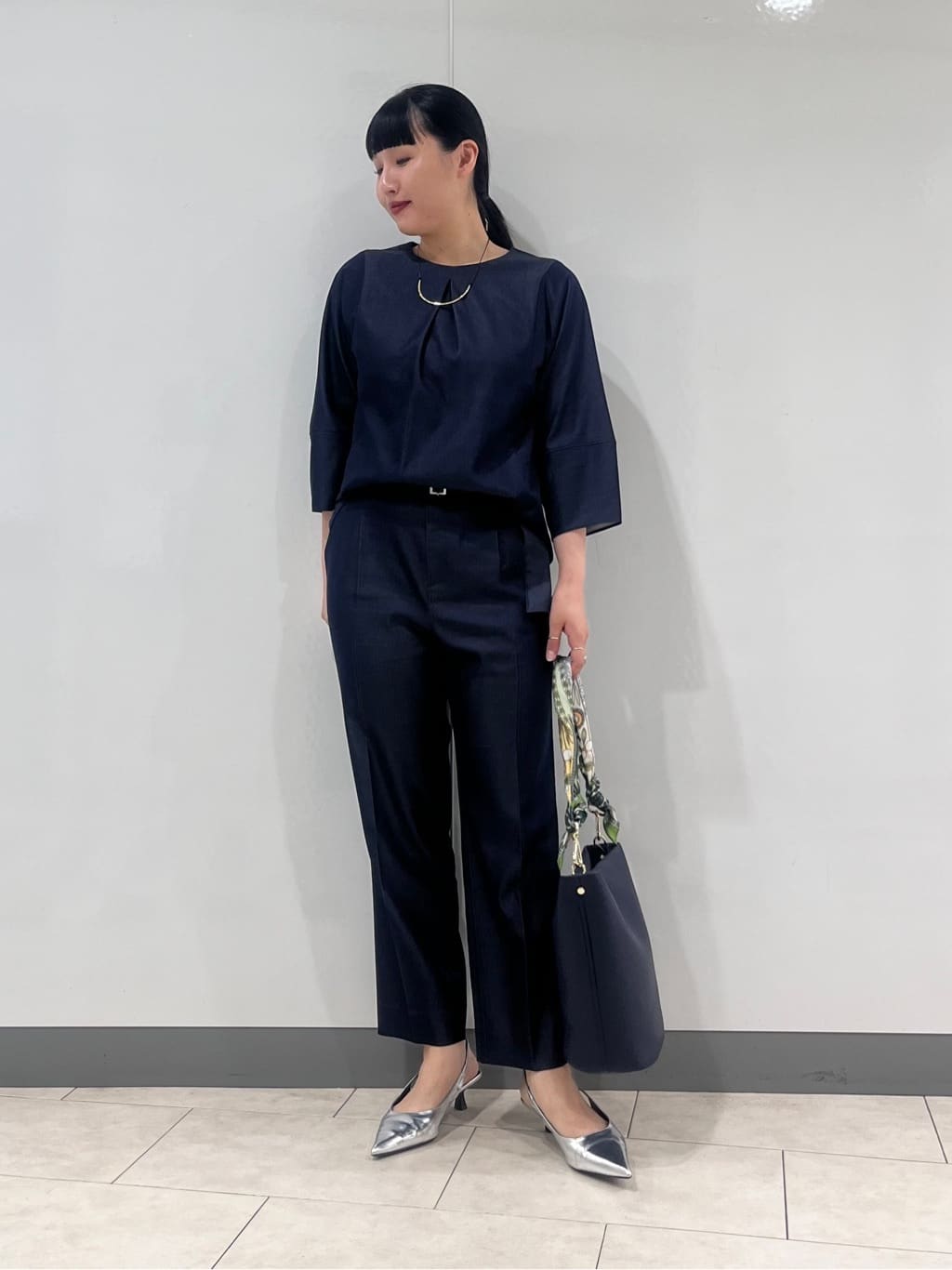 hasuさんの「INDIVI｜【花粉付着防止／撥水／UVケア】名品トレンチコート」を使ったコーディネート