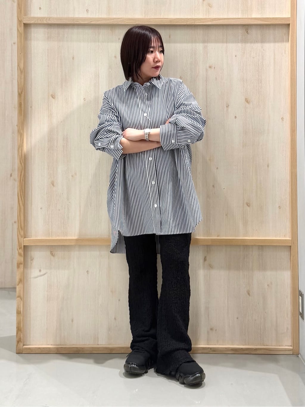 nanaさんの「THE SHOP TK｜ゆったりシルエットで体型カバー ロングシャツ」を使ったコーディネート