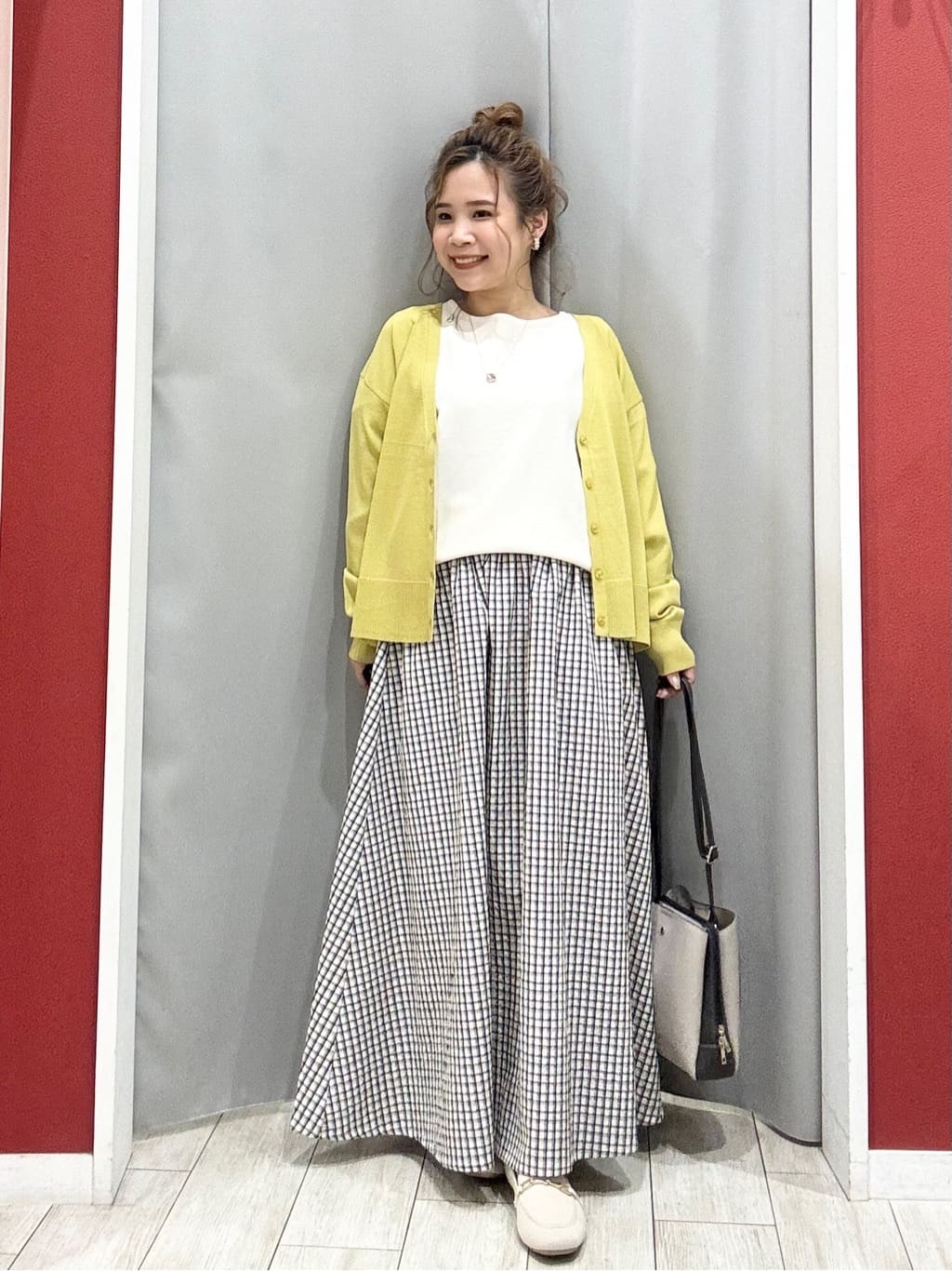shioさんの「SHOO･LA･RUE｜【洗濯機可/UV】さらっとしたタッチが心地よい ショート丈 Vネックカーディガン」を使ったコーディネート
