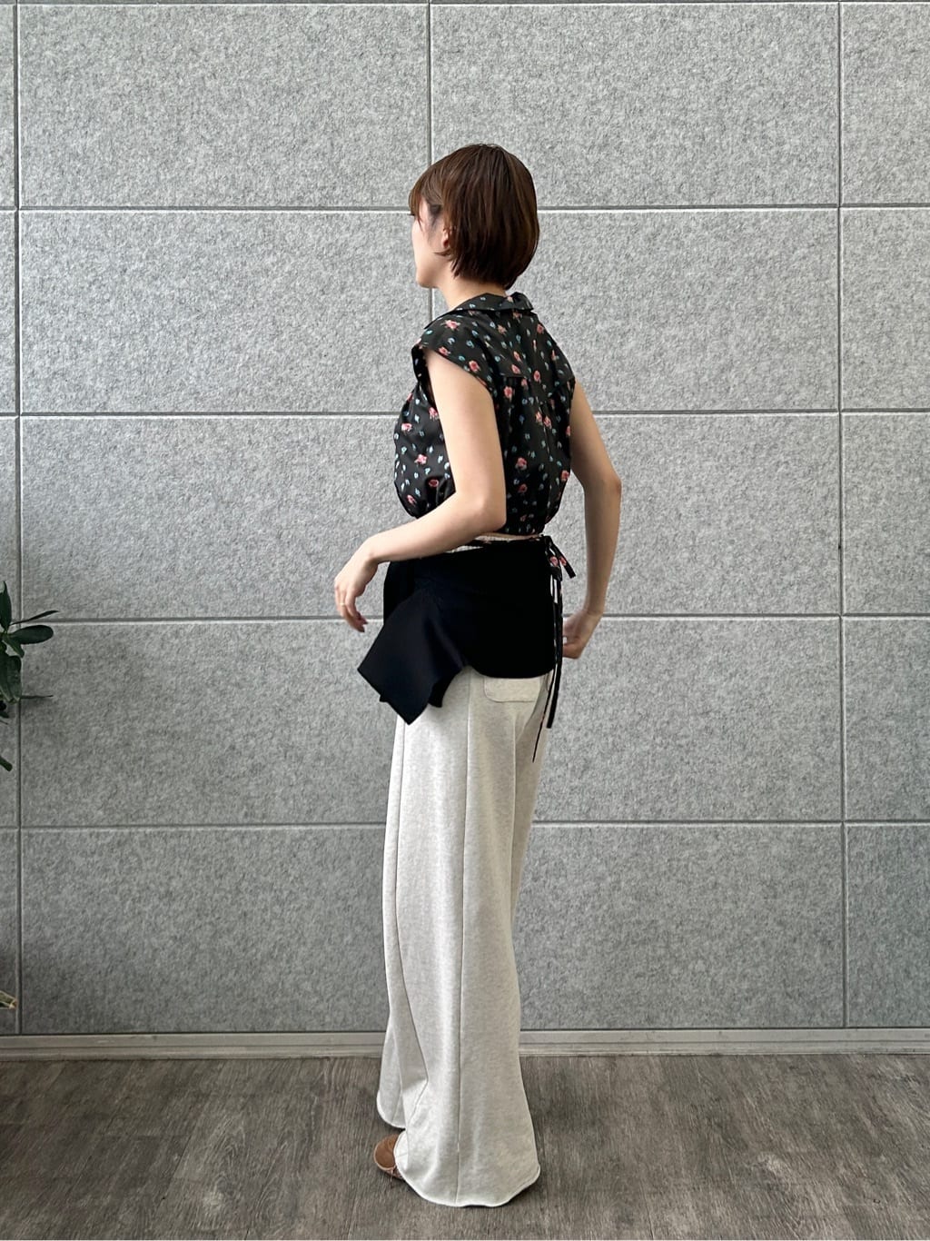 harunaさんの「CODE A｜flower Vneck pullover」を使ったコーディネート