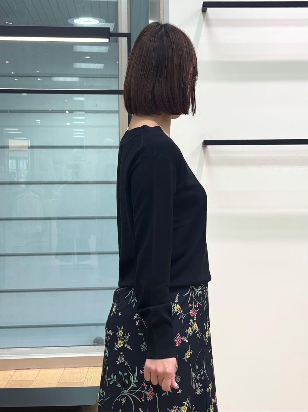 asamiさんの「INDIVI｜【シルク混】きれいめVネックニット」を使ったコーディネート