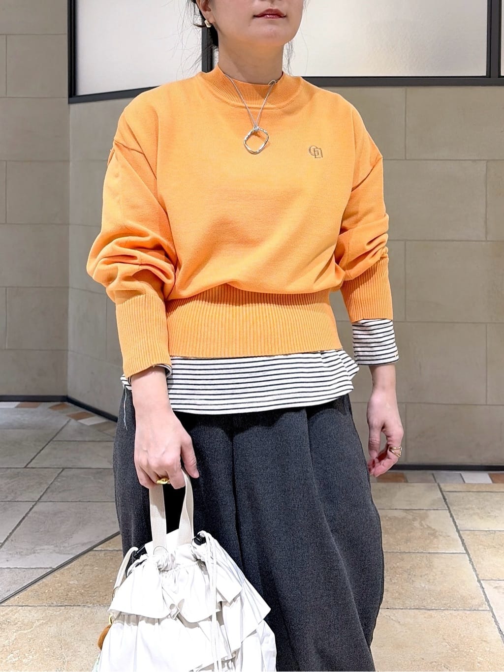 よねさんの「INDIVI｜Timeless｜フォルムロゴニット」を使ったコーディネート