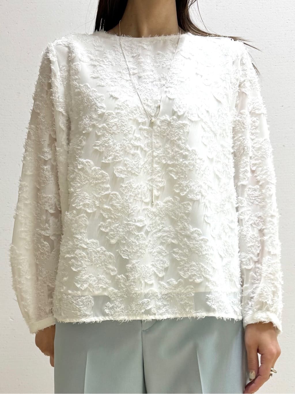 mamiさんの「INDIVI｜【華やか／大人シアー／セレモニー】カットフリンジブラウス」を使ったコーディネート