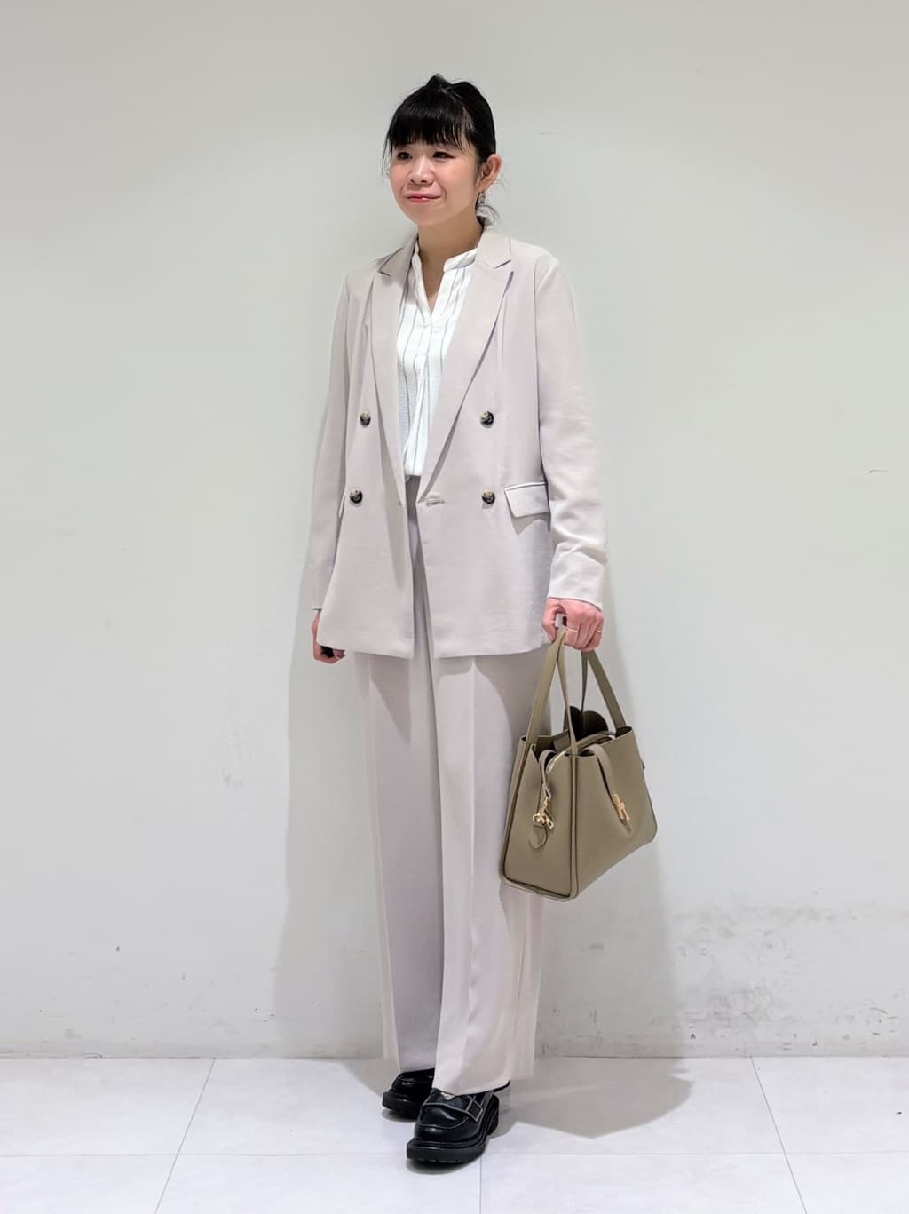 tsuyuさんの「INDIVI｜【合皮／ミドルサイズ】春カラーフォルムバッグ」を使ったコーディネート