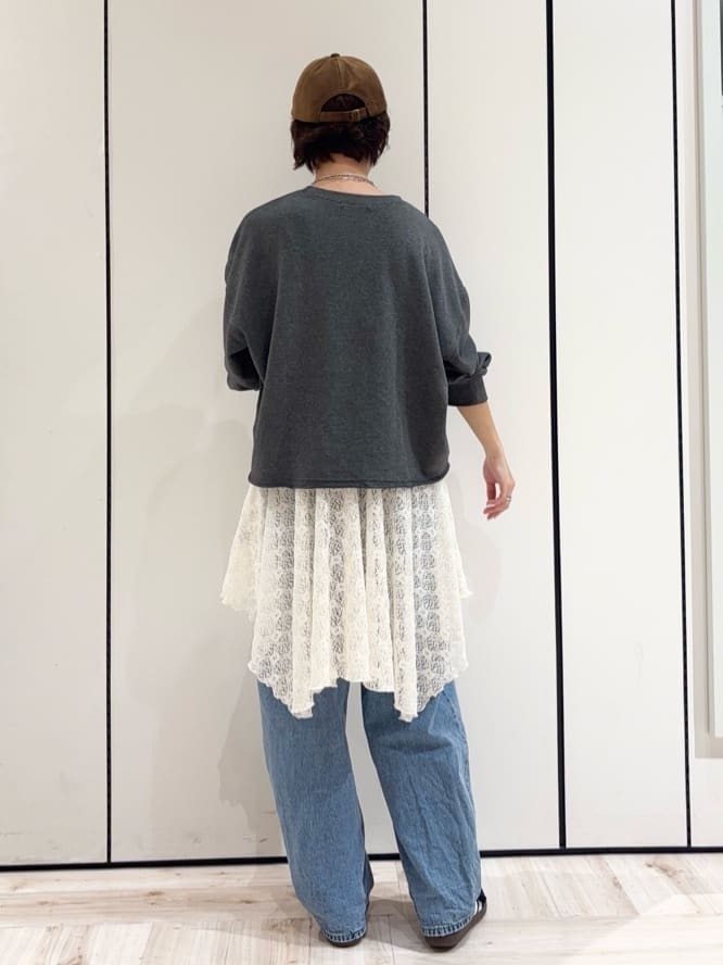 ｓａｔｏｍｉさんの「SHOO･LA･RUE｜【洗濯機可/S-LL】コーデの主役になる ロゴアソート 裏毛スウェット」を使ったコーディネート