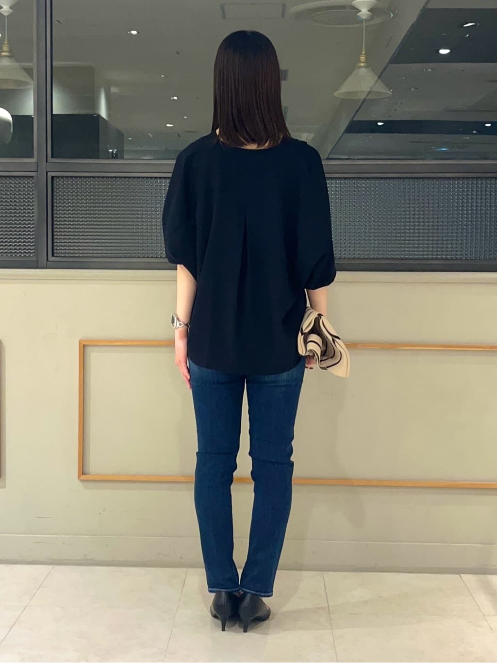 kumiさんの「INDIVI｜【洗える／UVケア／マットサテン】Vネックドルマンスリーブブラウス」を使ったコーディネート