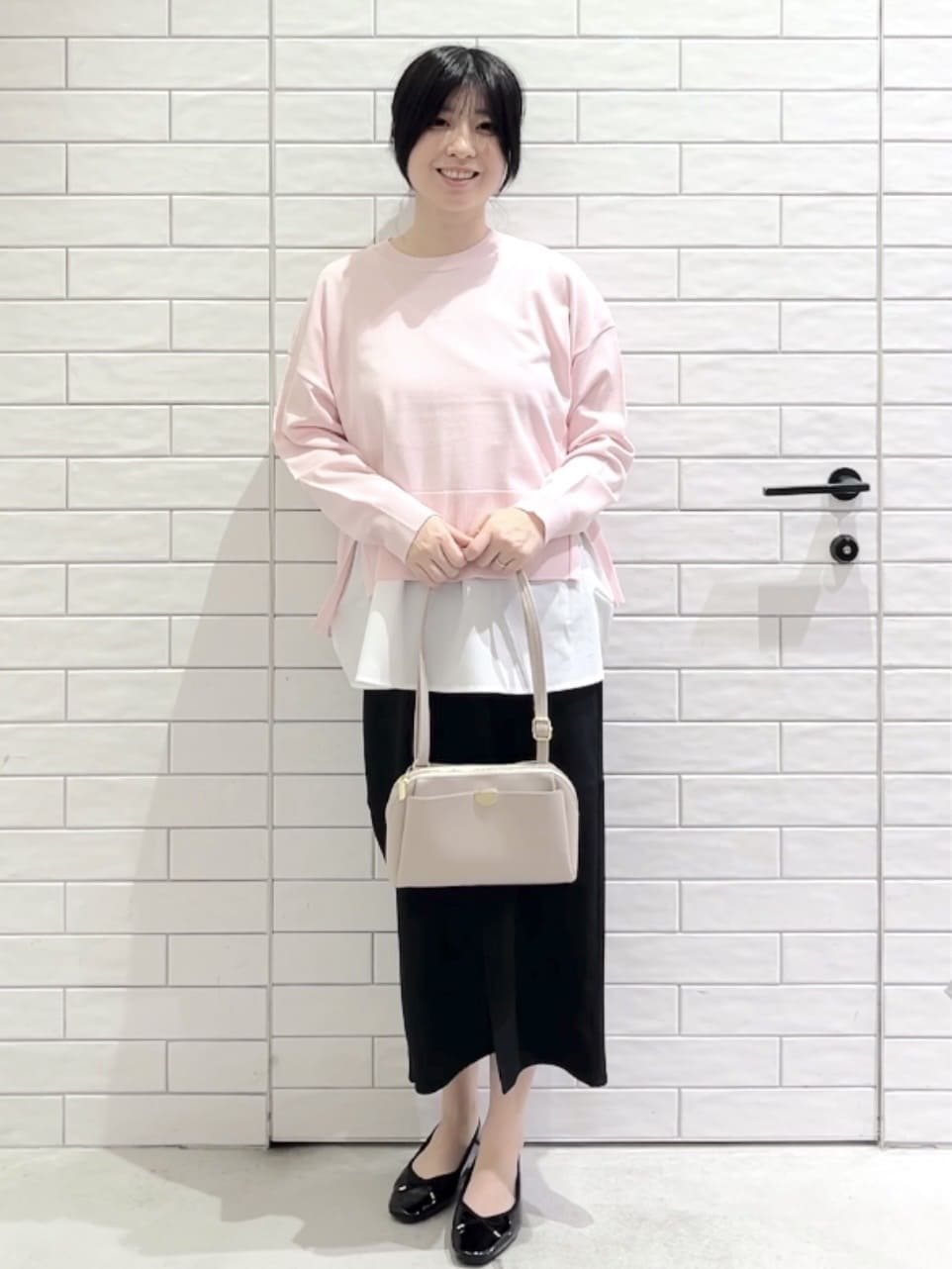 しおりさんの「OPAQUE.CLIP｜《ツインセット》ワイドニット&times;裾フレアタンクトップ【洗濯機OK】」を使ったコーディネート