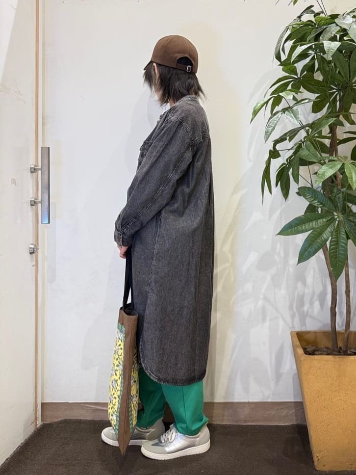 misakiさんの「SHOO･LA･RUE｜【ライトオンスデニム/S-LL/体型カバー】首元すっきり ワンピにもなるロングデニムシャツ」を使ったコーディネート