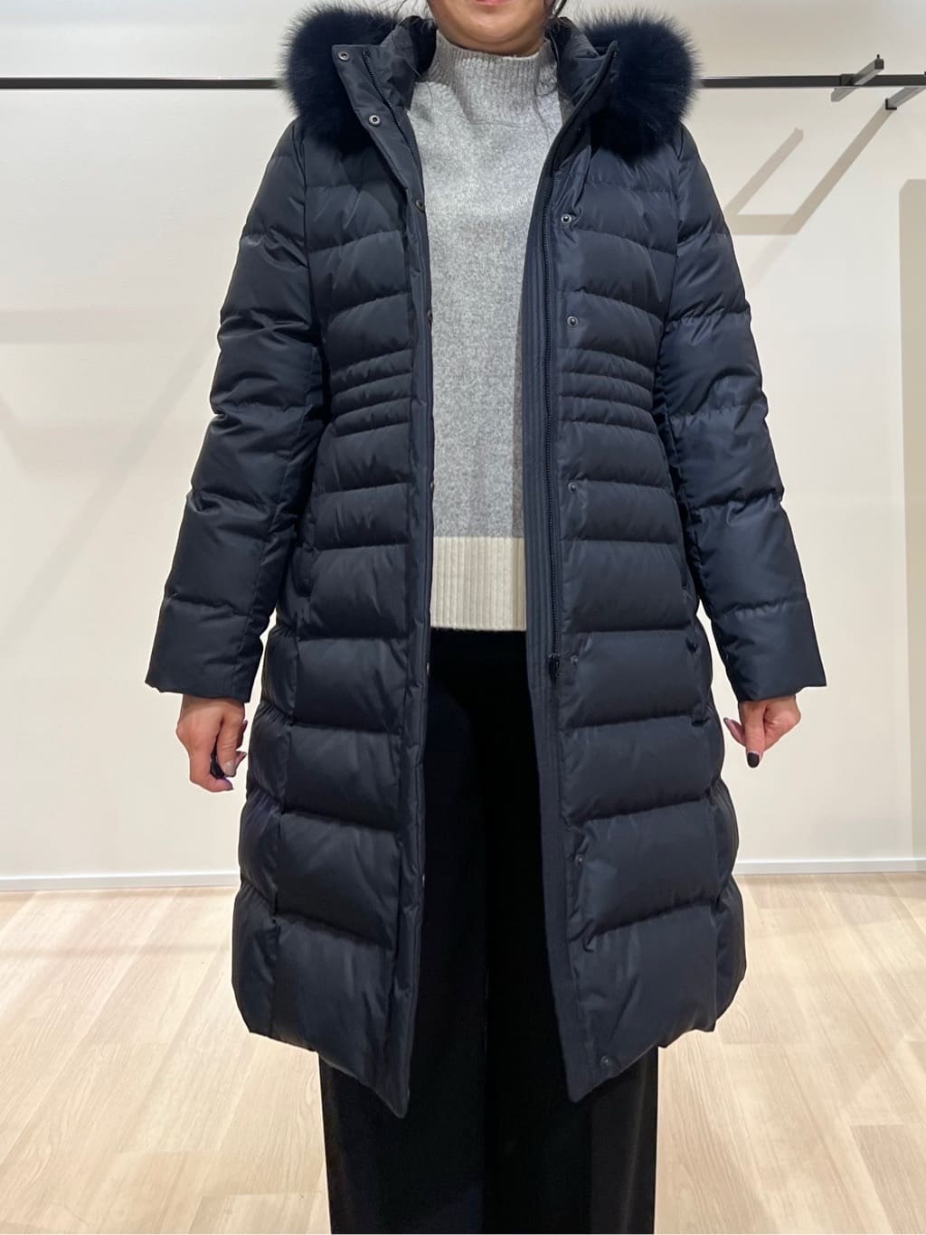 TOMOMIさんの「UNTITLED｜【はっ水機能/フード取り外し可/防寒】ロングダウンコート」を使ったコーディネート