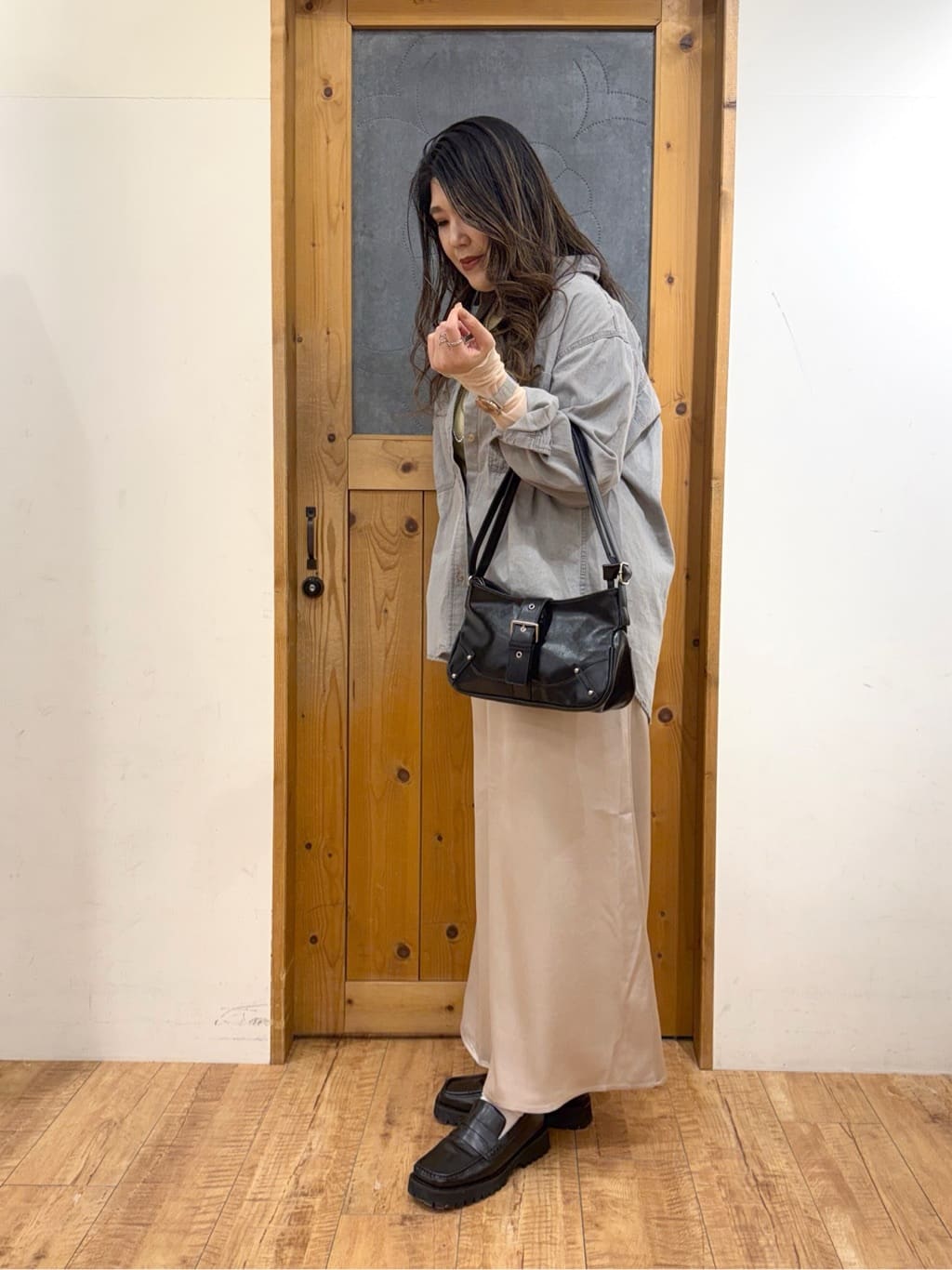 Ayana.さんの「SHOO･LA･RUE｜【洗濯機可/体型カバー】こなれ感をプラスする ライトオンスデニムシャツ」を使ったコーディネート