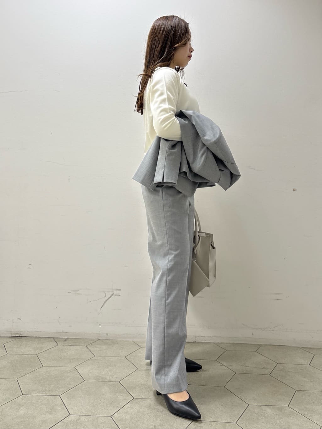 kahoさんの「INDIVI｜【洗える／毛玉になりにくい】エクストラファインウール Vネックニット」を使ったコーディネート