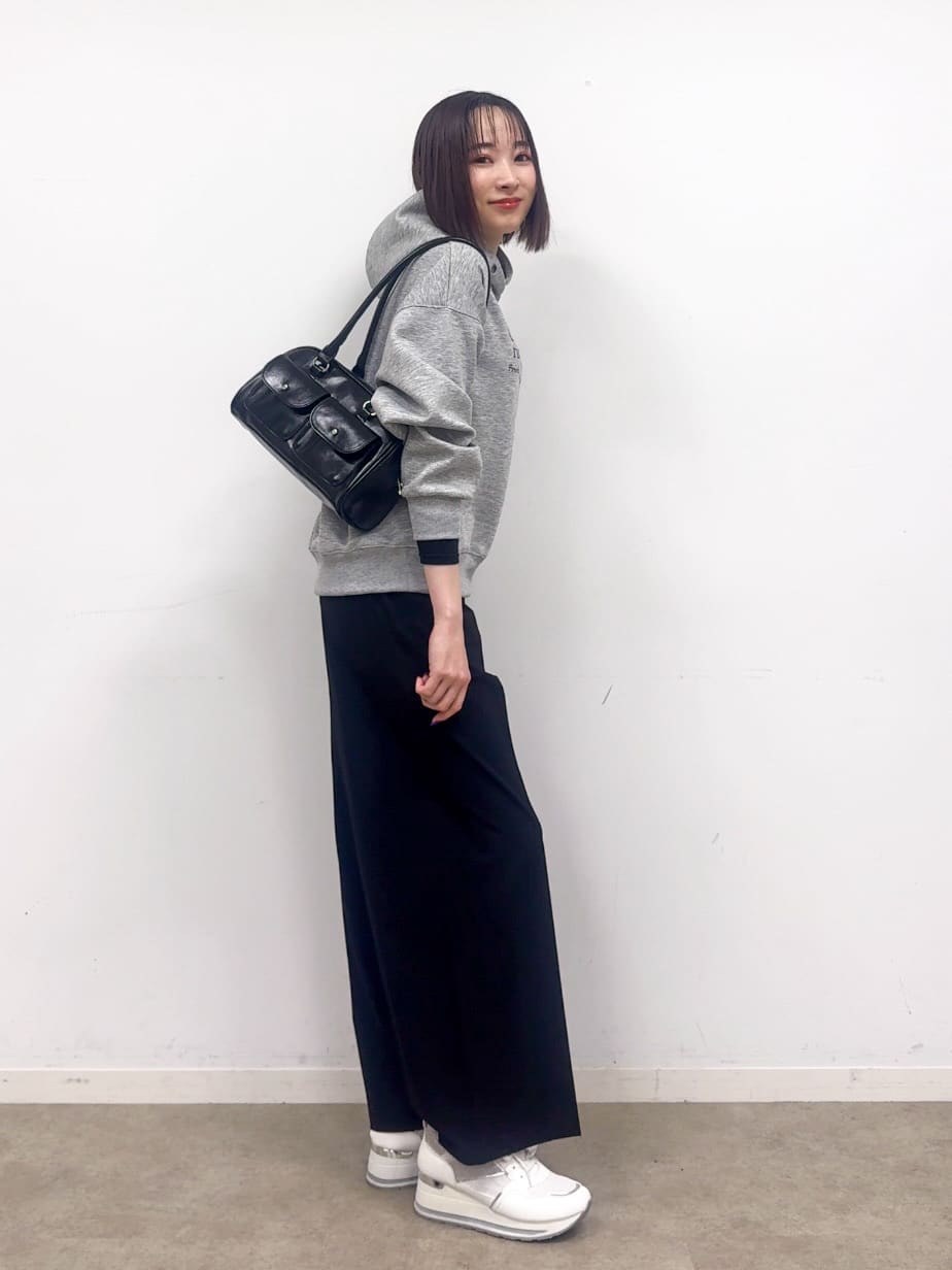 𝐜𝐡𝐢𝐤𝐚さんの「SHOO･LA･RUE｜【セットアップ可/S-LL/なめらかタッチ】選べる3柄 ロゴ入りプルパーカ」を使ったコーディネート