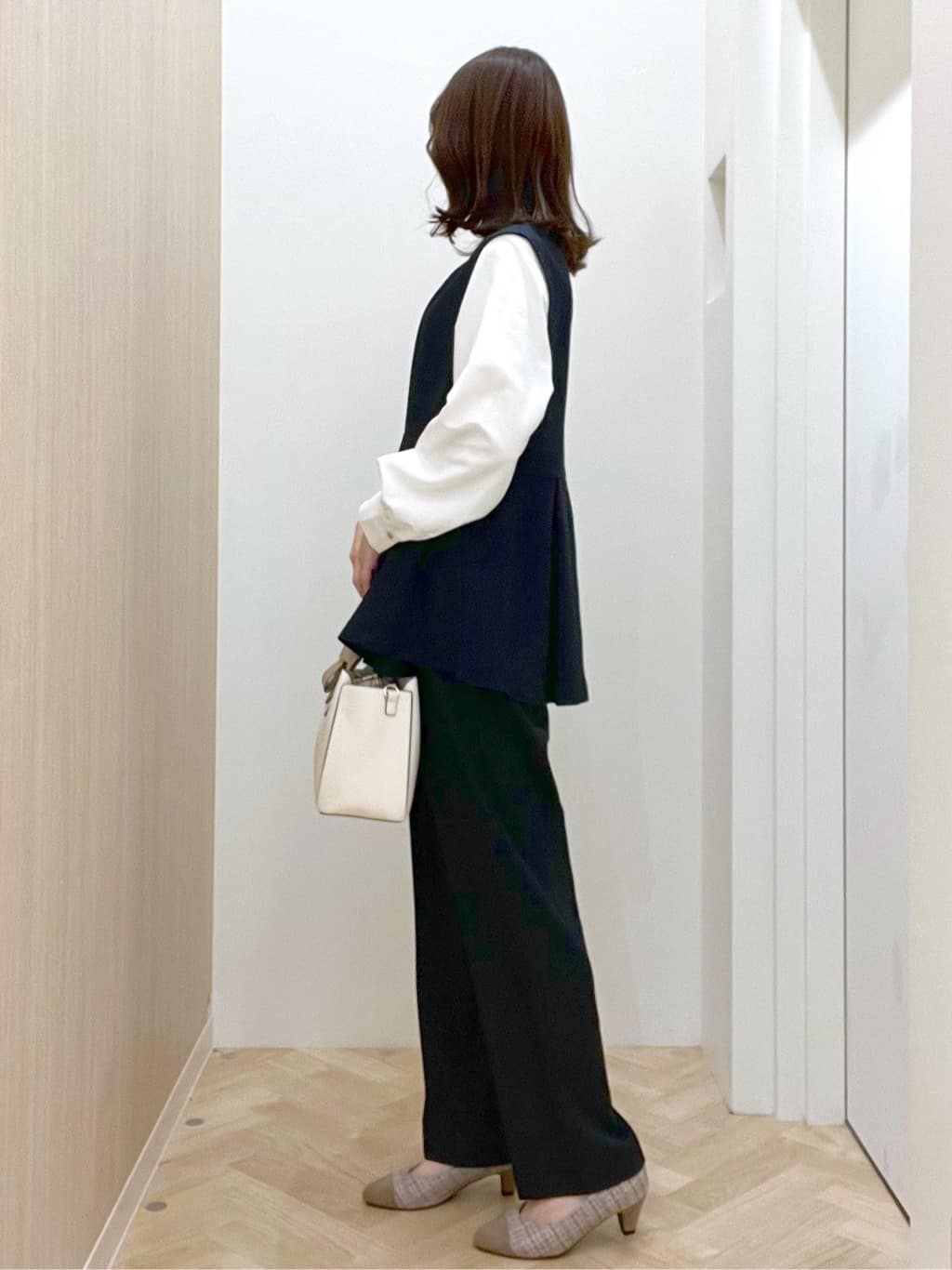  おまつさんの「grove｜【マシンウォッシュ/防シワ】袖ドッキングペプラムブラウス【着回しカセット】」を使ったコーディネート