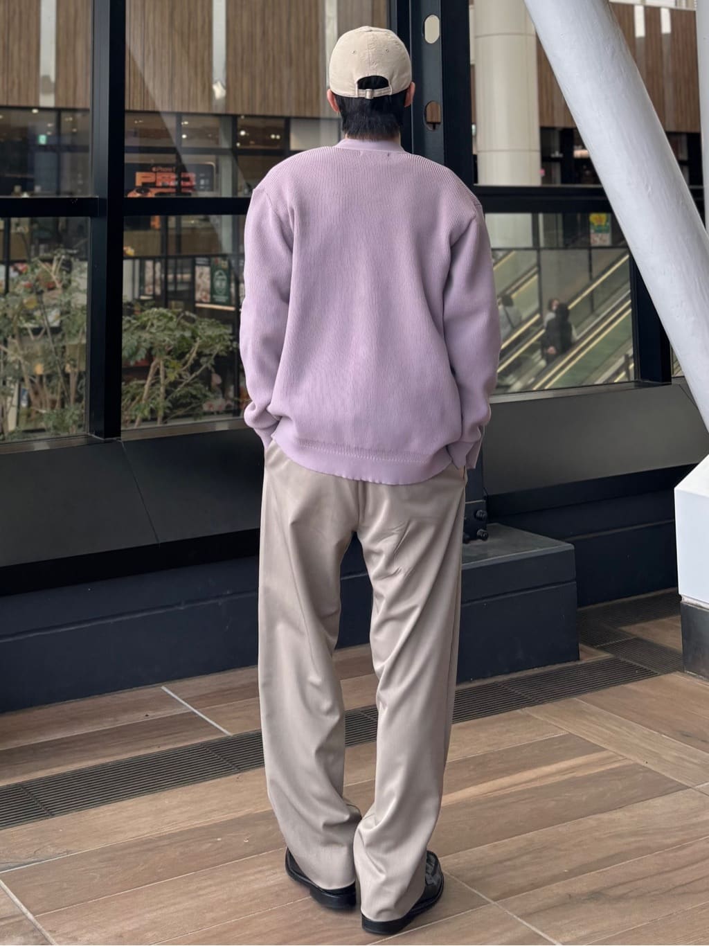 うらしーさんの「THE SHOP TK｜【季節の変わり目に最適】ニットカーディガン ドライタッチ／軽量」を使ったコーディネート
