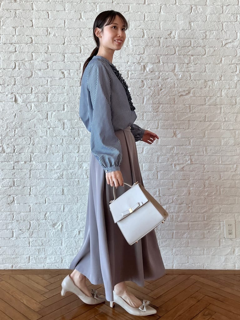 はばさんの「Couture brooch｜【通勤・着映え】ストライプ フリルブラウス」を使ったコーディネート