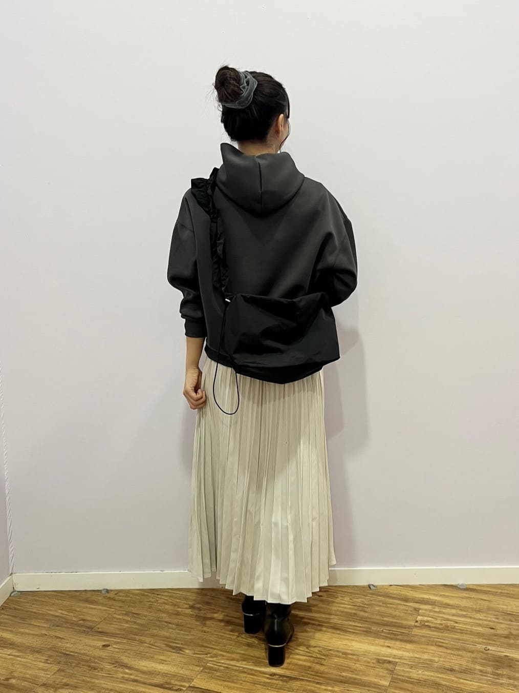 しいなさんの「SHOO･LA･RUE｜【セットアップ可/S-LL/なめらかタッチ】選べる3柄 ロゴ入りプルパーカ」を使ったコーディネート