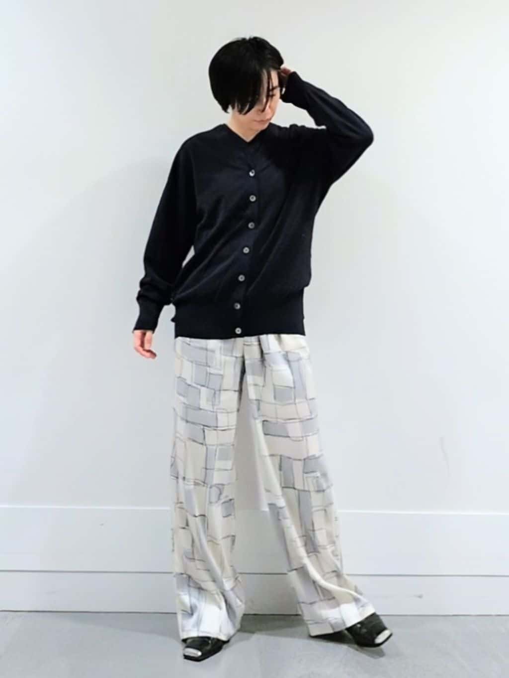 ミズタさんの「UNTITLED｜◆【アンサンブル可/洗える】シアーVネックニット」を使ったコーディネート