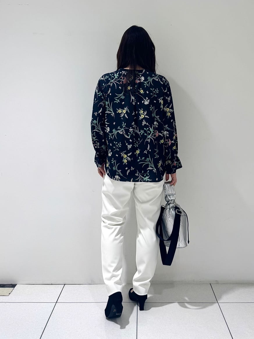 そんさんの「INDIVI｜【SETUP可能】モダンフラワー柄キャンディスリーブブラウス」を使ったコーディネート