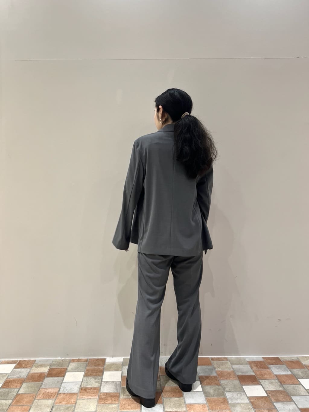 Uminoさんの「INDIVI｜オフショルスリットリブニット」を使ったコーディネート