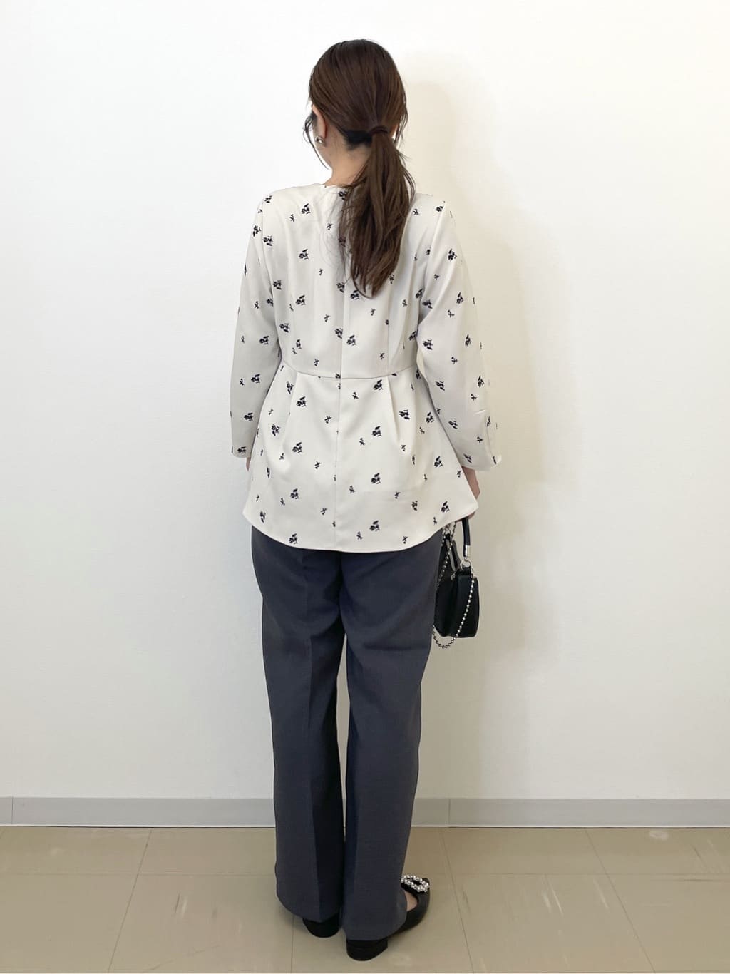 Akiさんの「OPAQUE.CLIP｜フラワー刺繍ペプラムブラウス【洗濯機OK】」を使ったコーディネート