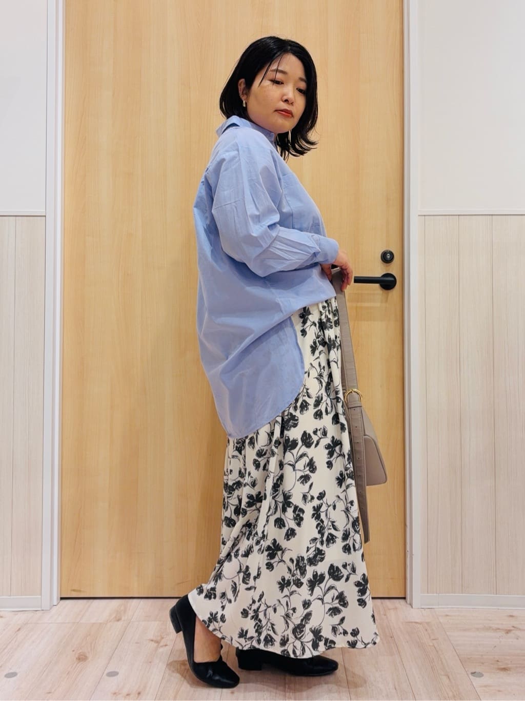 すーさんの「SHOO･LA･RUE｜【体型カバー】バックギャザーで魅せる オーバーサイズシャツ」を使ったコーディネート