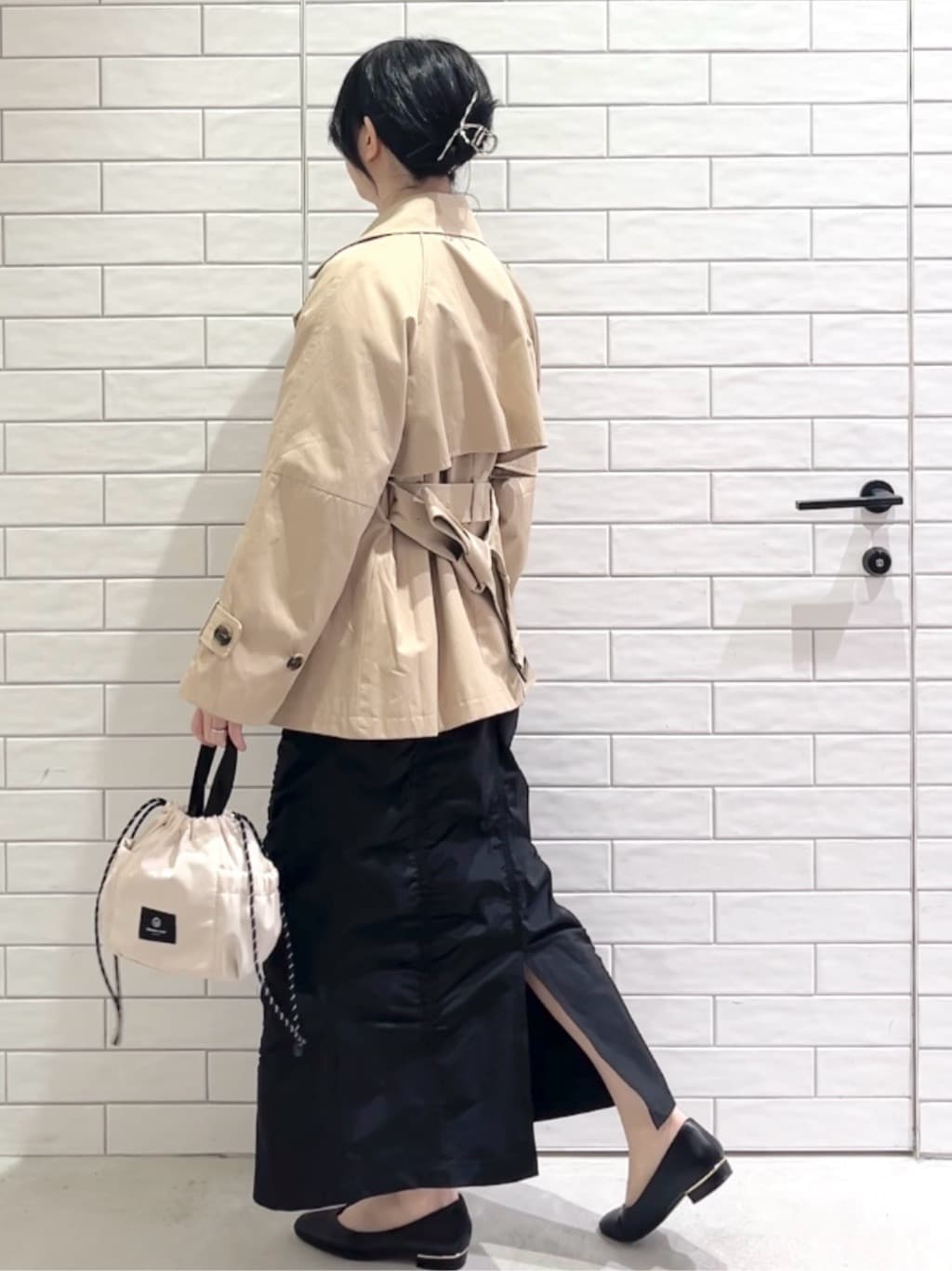 しおりさんの「OPAQUE.CLIP｜ミドルトレンチコート【洗濯機OK】」を使ったコーディネート