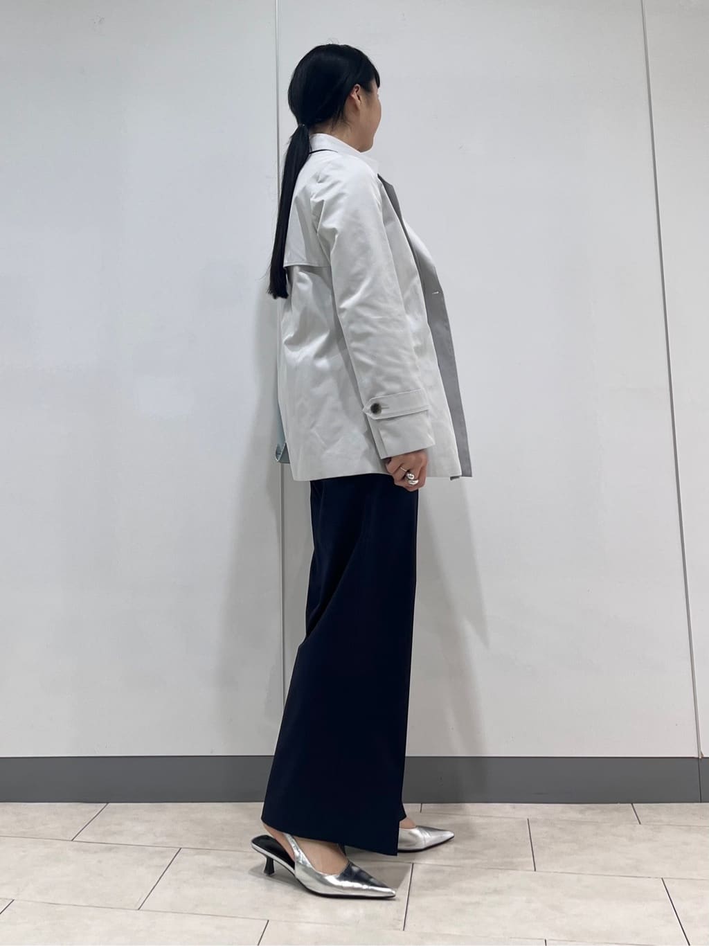 hasuさんの「INDIVI｜【花粉付着防止／撥水／UVケア】名品トレンチコート」を使ったコーディネート