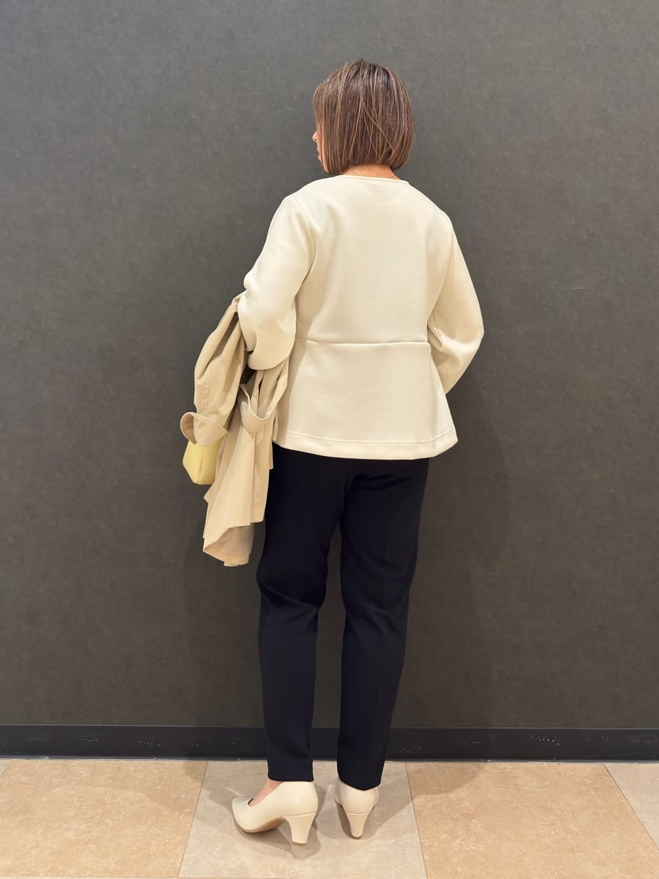 Megさんの「SHOO･LA･RUE｜【セットアップ可/S-LL/なめらかタッチ】上品見え フェイクパール付きペプラムトップス」を使ったコーディネート