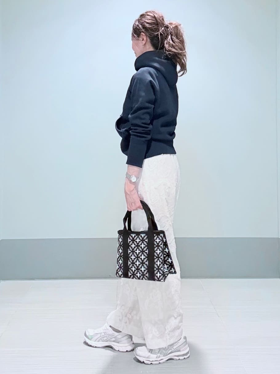 Yamaさんの「DRESSTERIOR｜【ウォッシャブル/ウエストゴム】コットンエンブロイダリー イージーパンツ」を使ったコーディネート