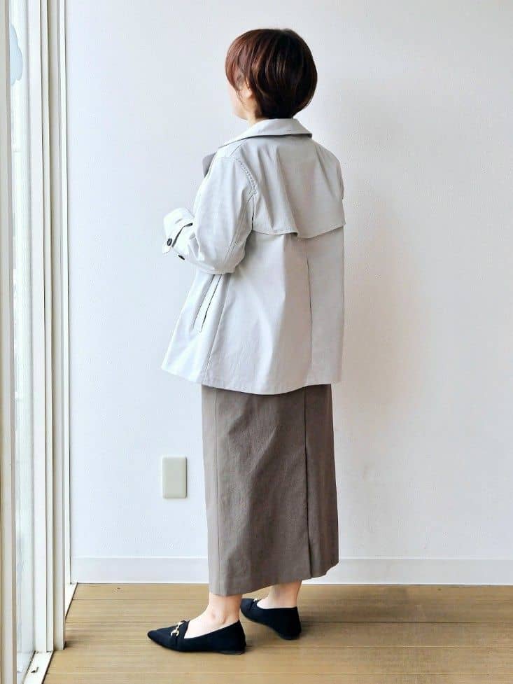 やじまさんの「UNTITLED｜【定番人気/はっ水/洗える】タスランショートトレンチコート」を使ったコーディネート
