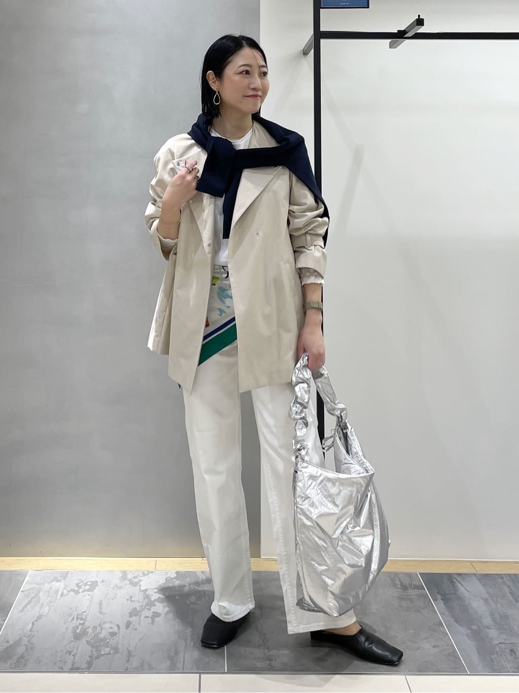 shihoさんの「INDIVI｜【撥水/軽量】ミドル丈 ミニマルトレンチコート」を使ったコーディネート