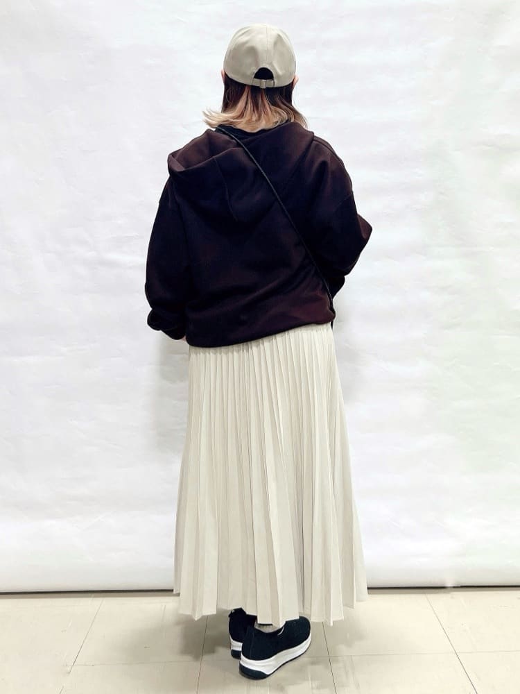 YUIさんの「SHOO･LA･RUE｜【UV/抗菌防臭/洗濯機可】小さめロゴの大人スムースロンT」を使ったコーディネート
