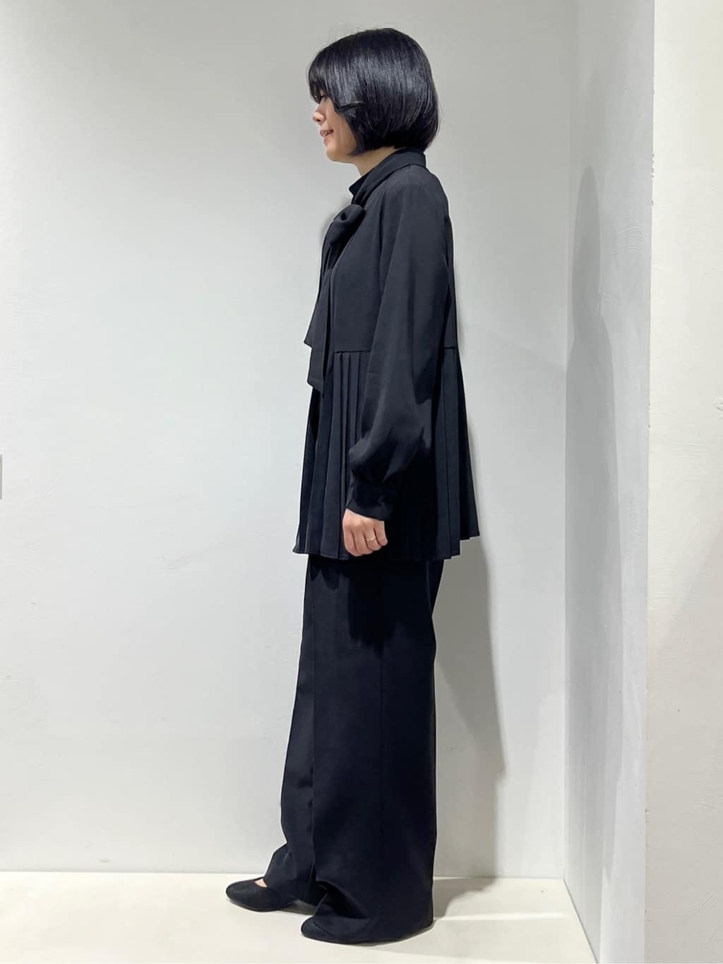 Fujiharuさんの「grove｜【マシンウォッシュ/防シワ/UVカット】裾プリーツ取り外しボウタイブラウス」を使ったコーディネート