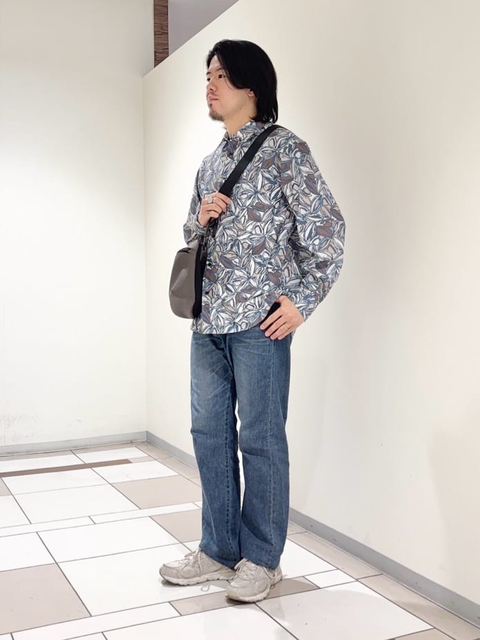 及川さんの「TAKEO KIKUCHI｜カカオ柄プリントシャツ」を使ったコーディネート