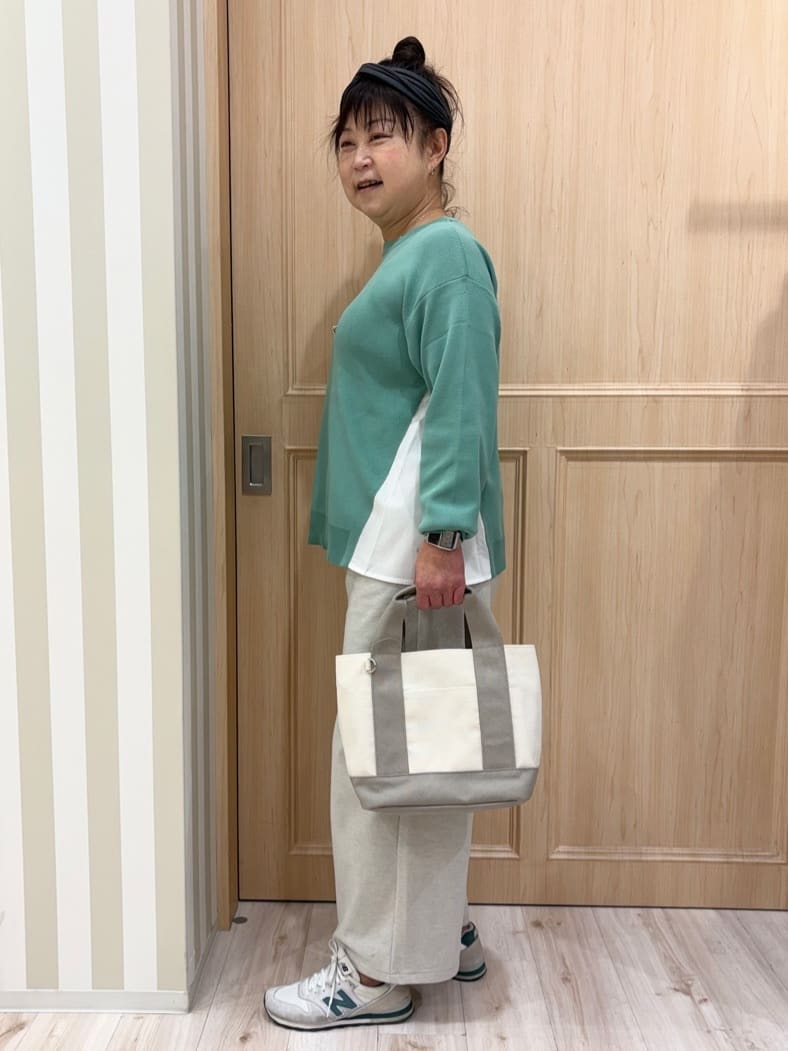 モランさんの「SHOO･LA･RUE｜【洗濯機可/S-LL/体型カバー】横姿もきれい見え スポンディッシュ Aライントップス」を使ったコーディネート