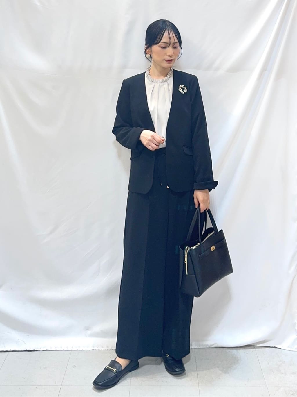𝐇𝐢𝐫𝐨𝐦𝐢さんの「SHOO･LA･RUE｜【洗濯機可/セットアップ可/S-3L】きちんと楽に。カットジョーゼットノーカラージャケット」を使ったコーディネート