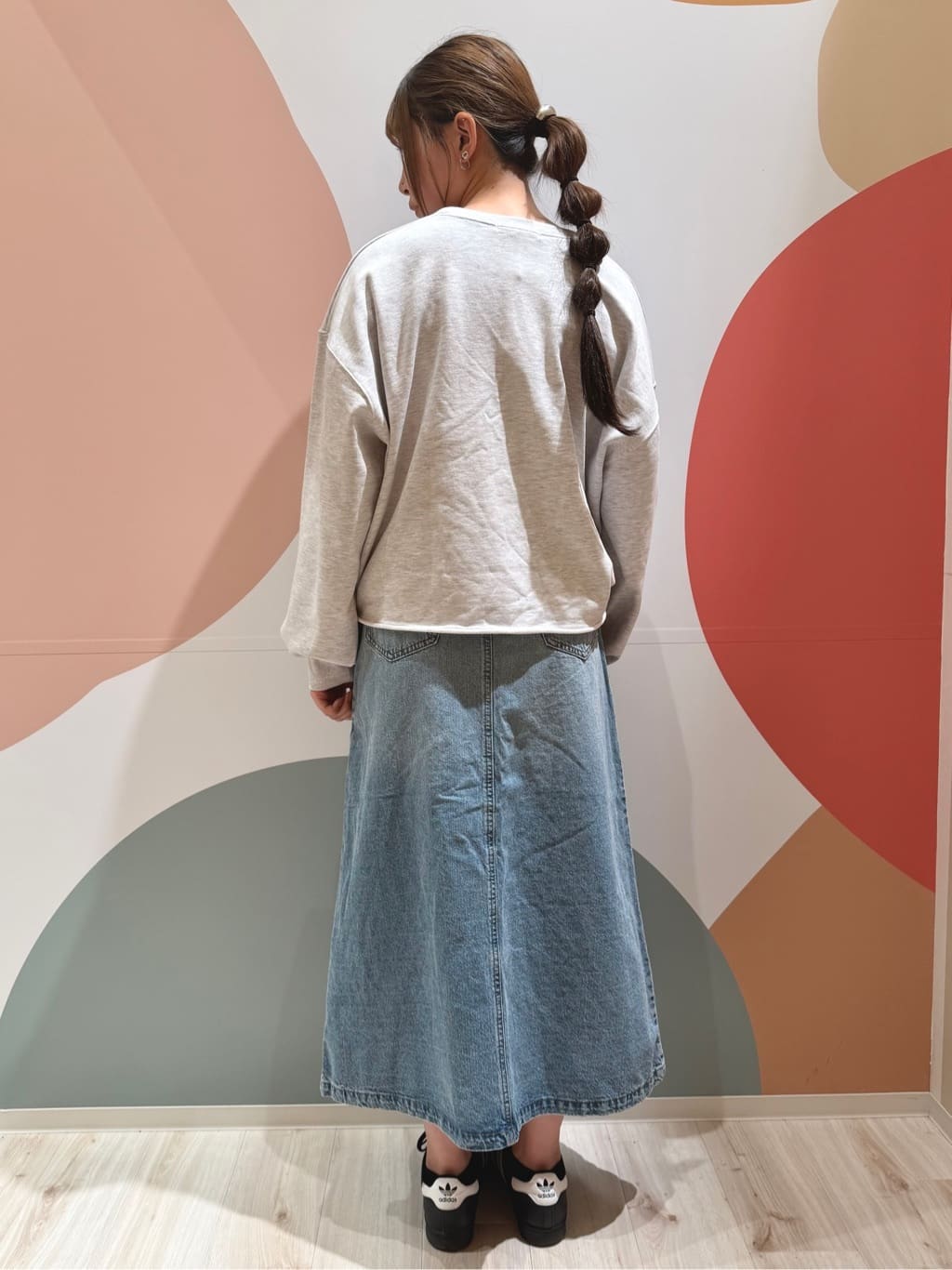 末っ子さんの「SHOO･LA･RUE｜【洗濯機可/S-LL】コーデの主役になる ロゴアソート 裏毛スウェット」を使ったコーディネート