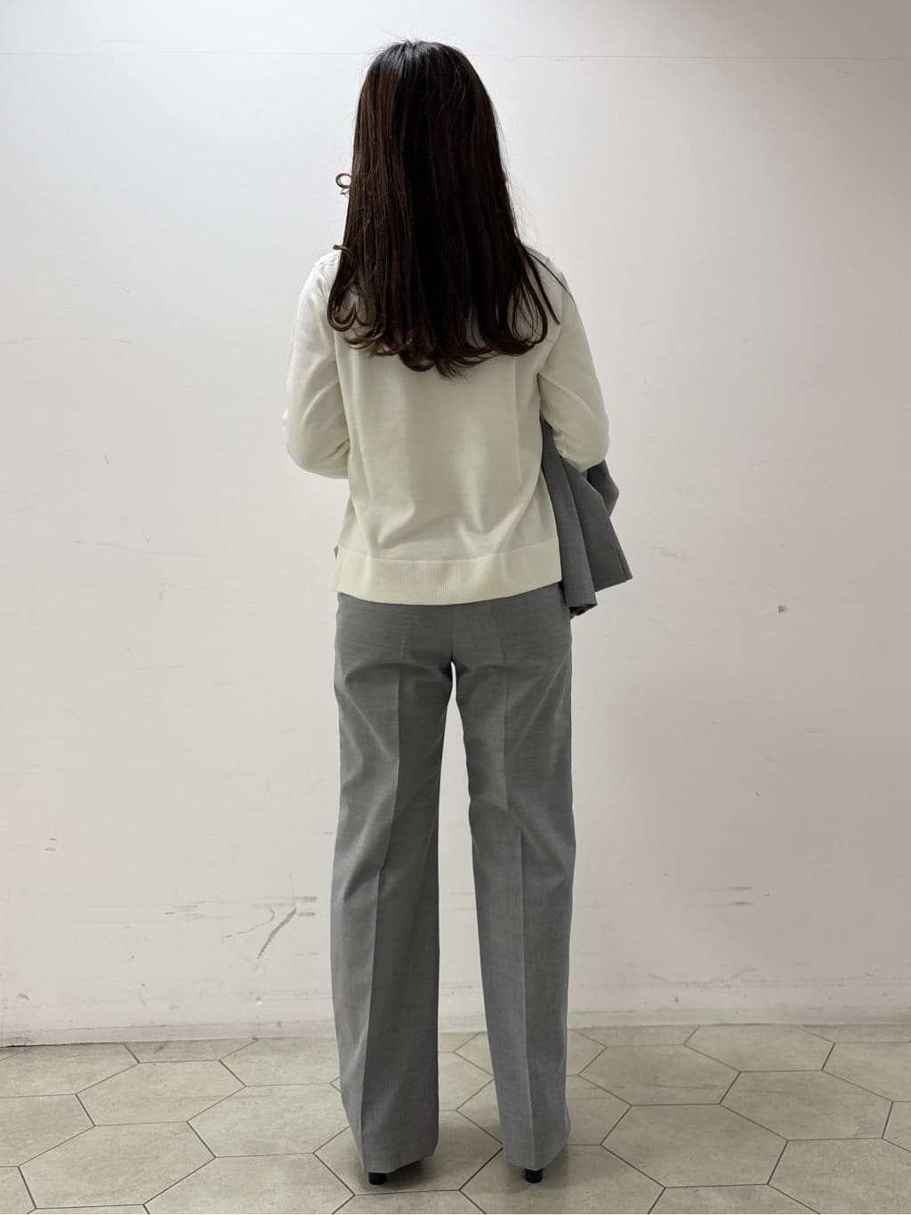 kahoさんの「INDIVI｜【洗える／毛玉になりにくい】エクストラファインウール Vネックニット」を使ったコーディネート