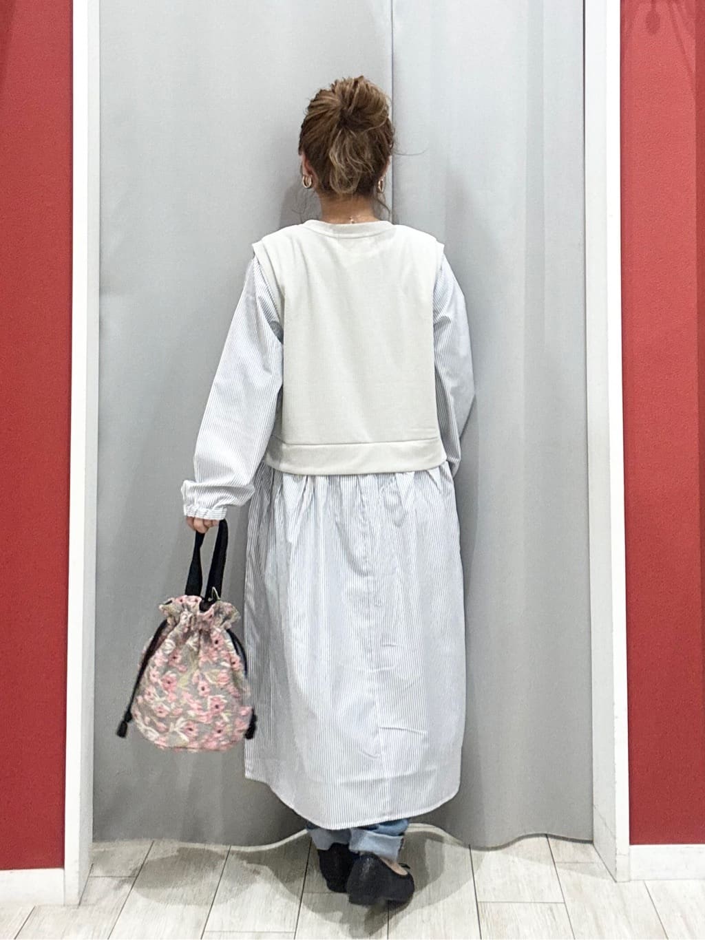 shioさんの「SHOO･LA･RUE｜【防風/撥水/S-LL】お顔回りすっきり見え　Vネックバルーンブルゾン」を使ったコーディネート