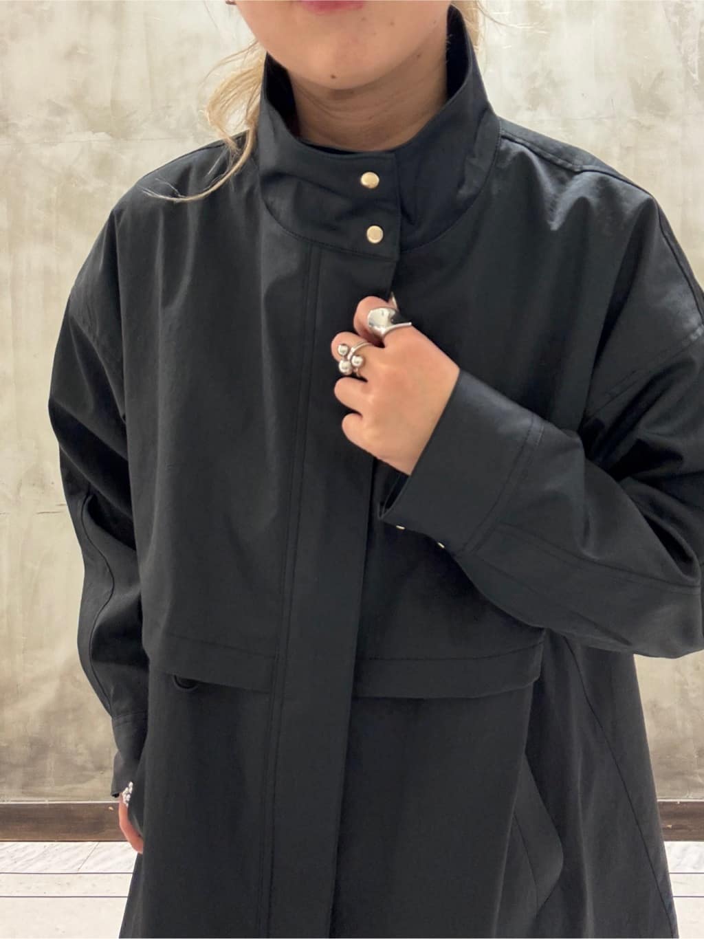 minaさんの「grove｜【撥水／シルエット2WAY】羽織るだけでサマになる、スタンドネックテントラインコート」を使ったコーディネート