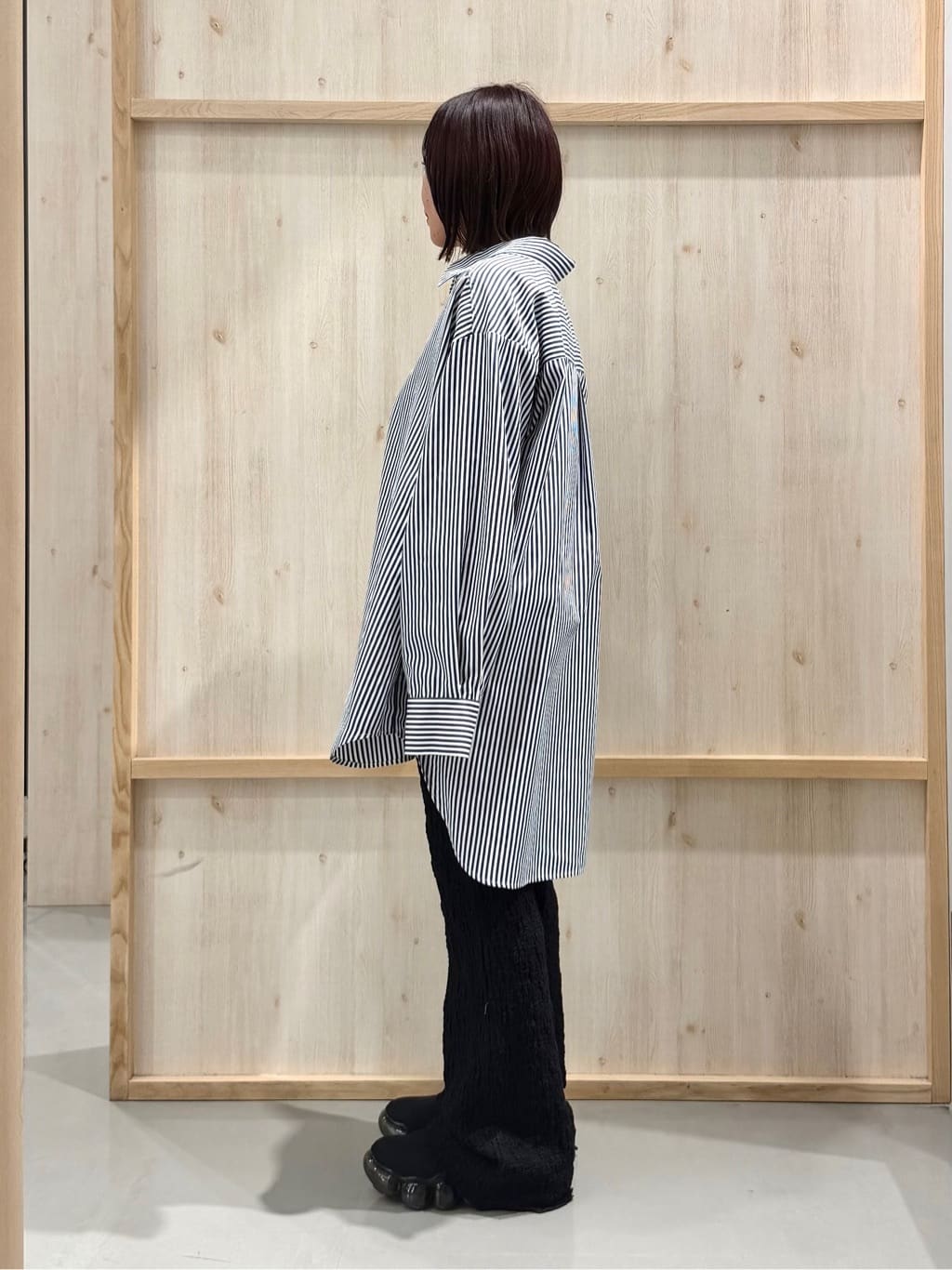 nanaさんの「THE SHOP TK｜ゆったりシルエットで体型カバー ロングシャツ」を使ったコーディネート