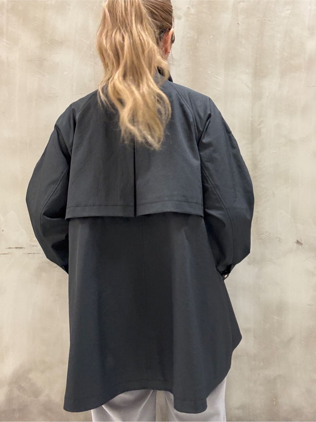 minaさんの「grove｜【撥水／シルエット2WAY】羽織るだけでサマになる、スタンドネックテントラインコート」を使ったコーディネート