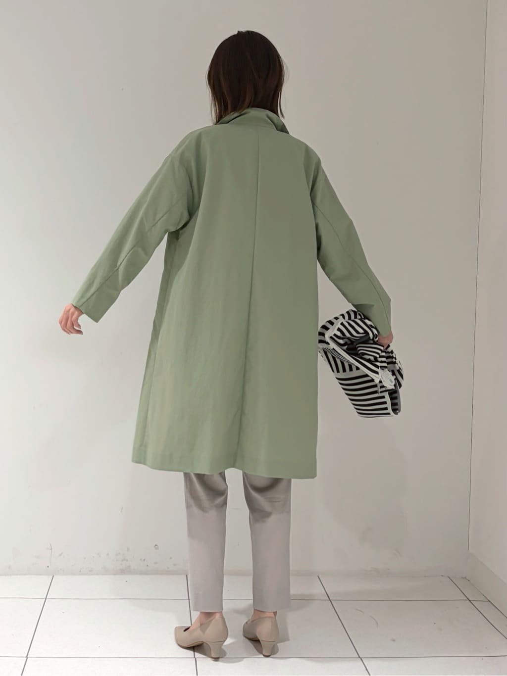 shioriさんの「INDIVI｜【洗える／UVケア／マットサテン】Vネックドルマンスリーブブラウス」を使ったコーディネート