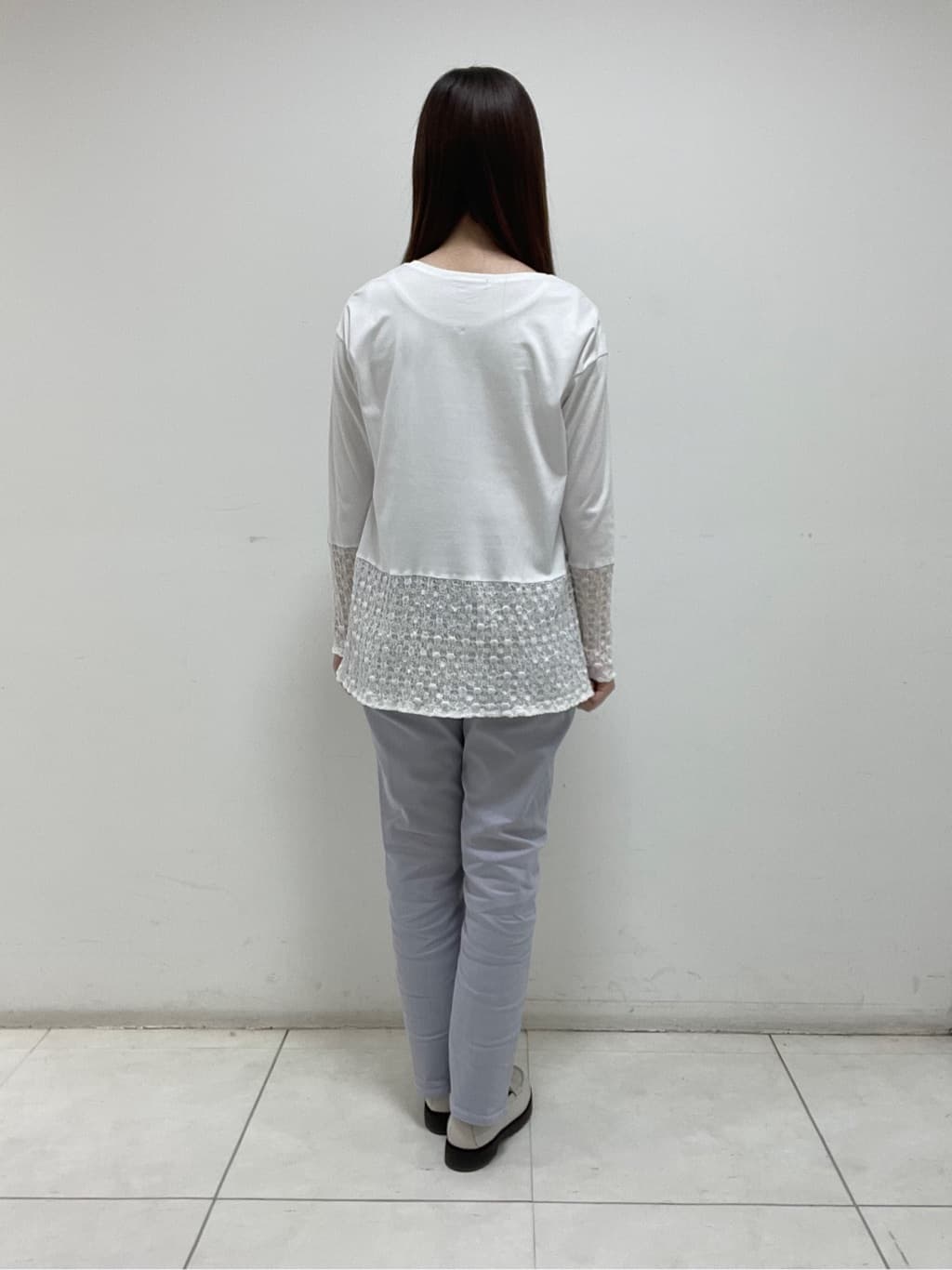 mさんの「INDIVI｜【洗える／レイヤードにおすすめ】シャーリングレース ロングTシャツ」を使ったコーディネート
