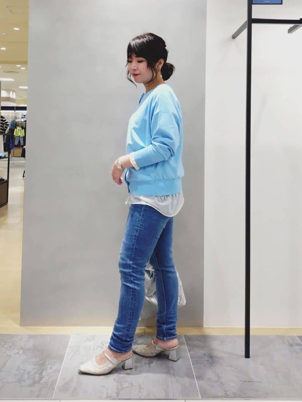 TOMOMIさんの「INDIVI｜【通年活躍！褒められデニム】スキニー デニムパンツ」を使ったコーディネート