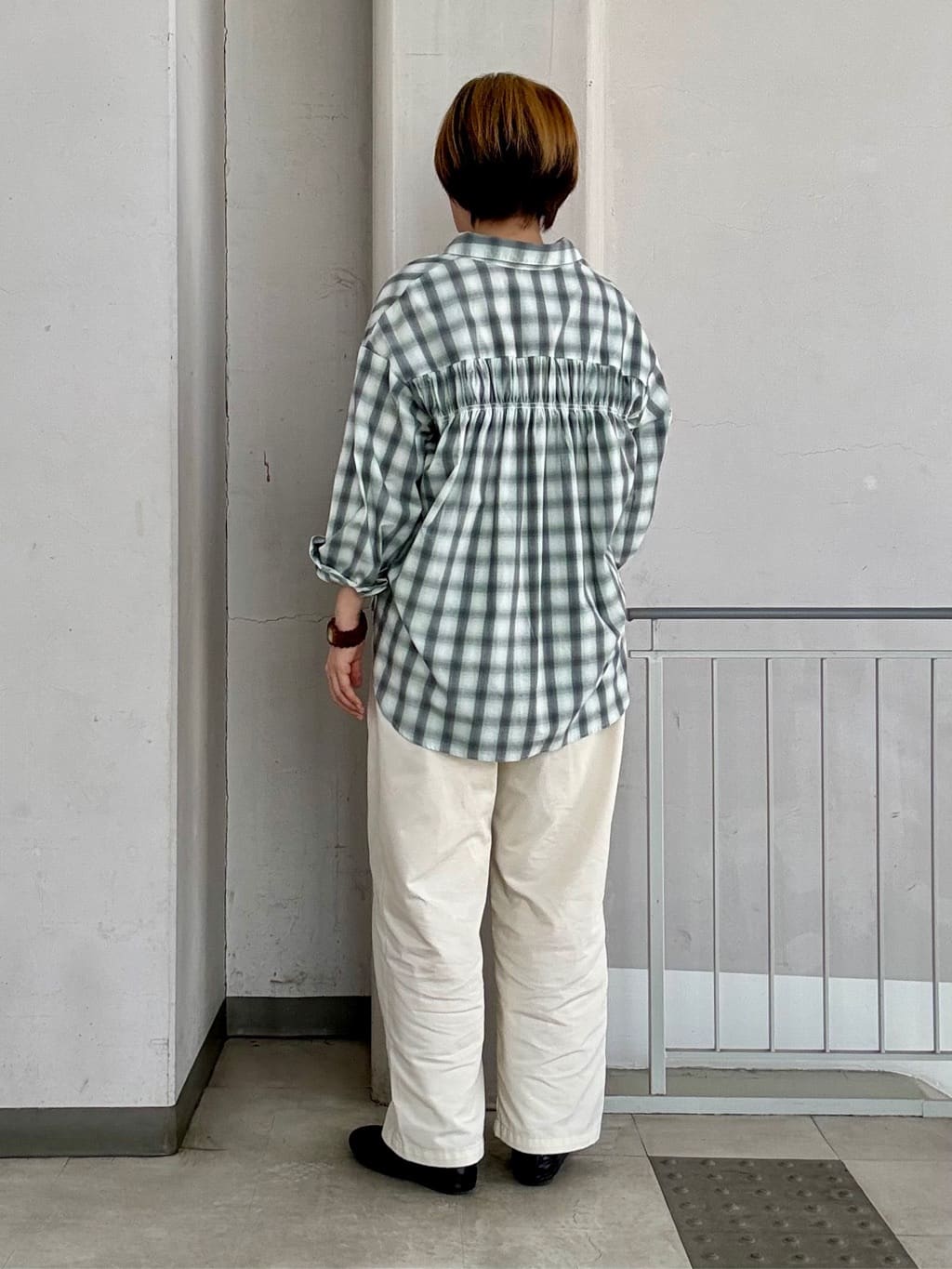 aiさんの「THE SHOP TK｜【後ろ姿もサマになる】バックシャーリングシャツ」を使ったコーディネート