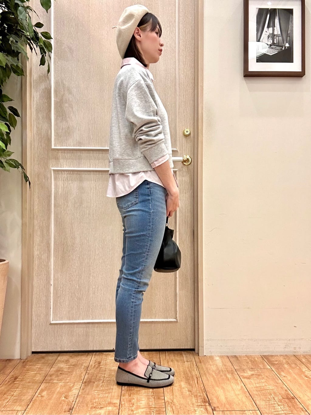 りかさんの「SHOO･LA･RUE｜【洗濯機可】1枚でサマ見え シャツレイヤード風 スウェット」を使ったコーディネート