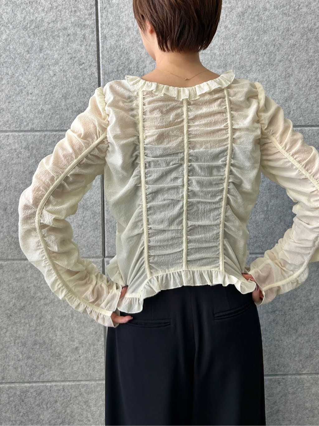 harunaさんの「CODE A｜dobby ruffle blouse」を使ったコーディネート