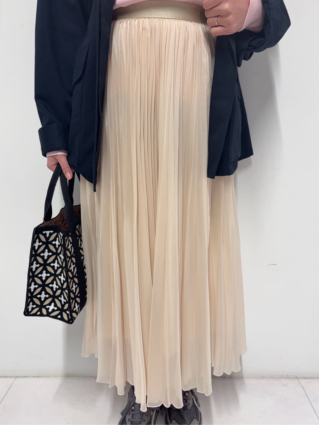 Nishijimaさんの「DRESSTERIOR｜ウォッシャブルブライトシアープリーツスカート」を使ったコーディネート